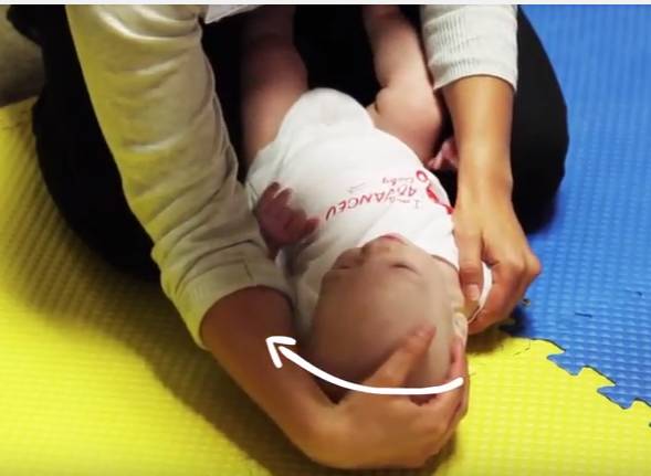 宝宝头总往一侧睡有点扁,新生儿斜颈按摩康复的几率有多大