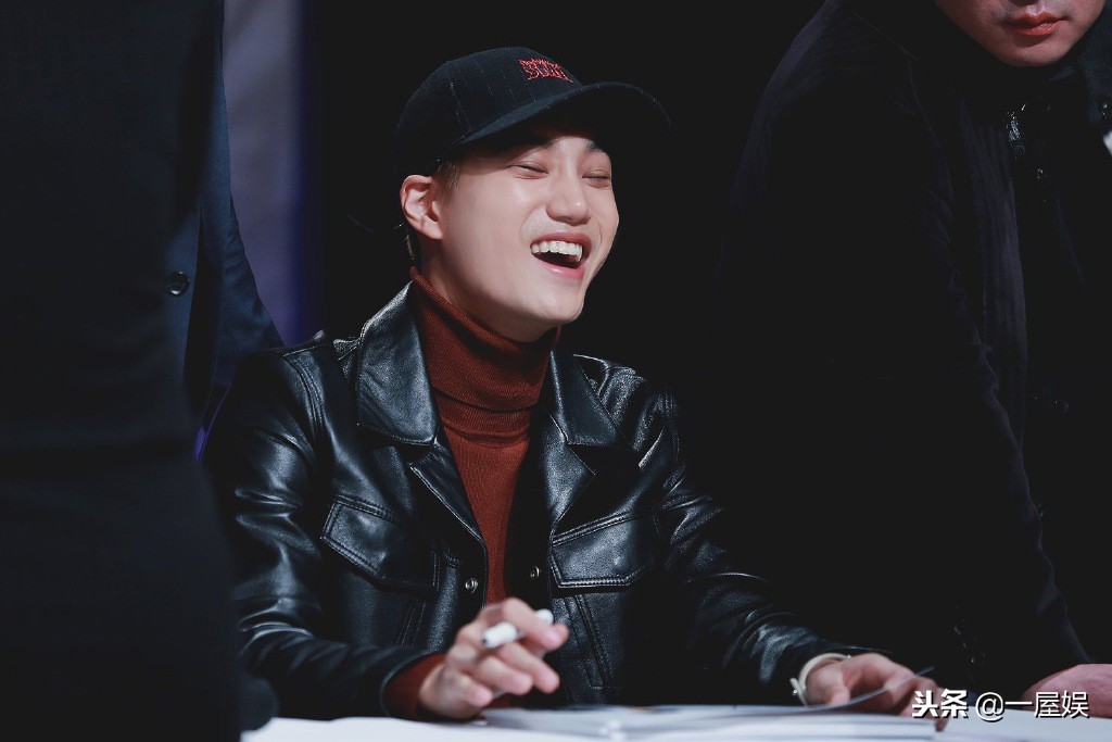 exo朴灿烈自我介绍,exo金钟仁和朴灿烈秀恩爱在演唱会