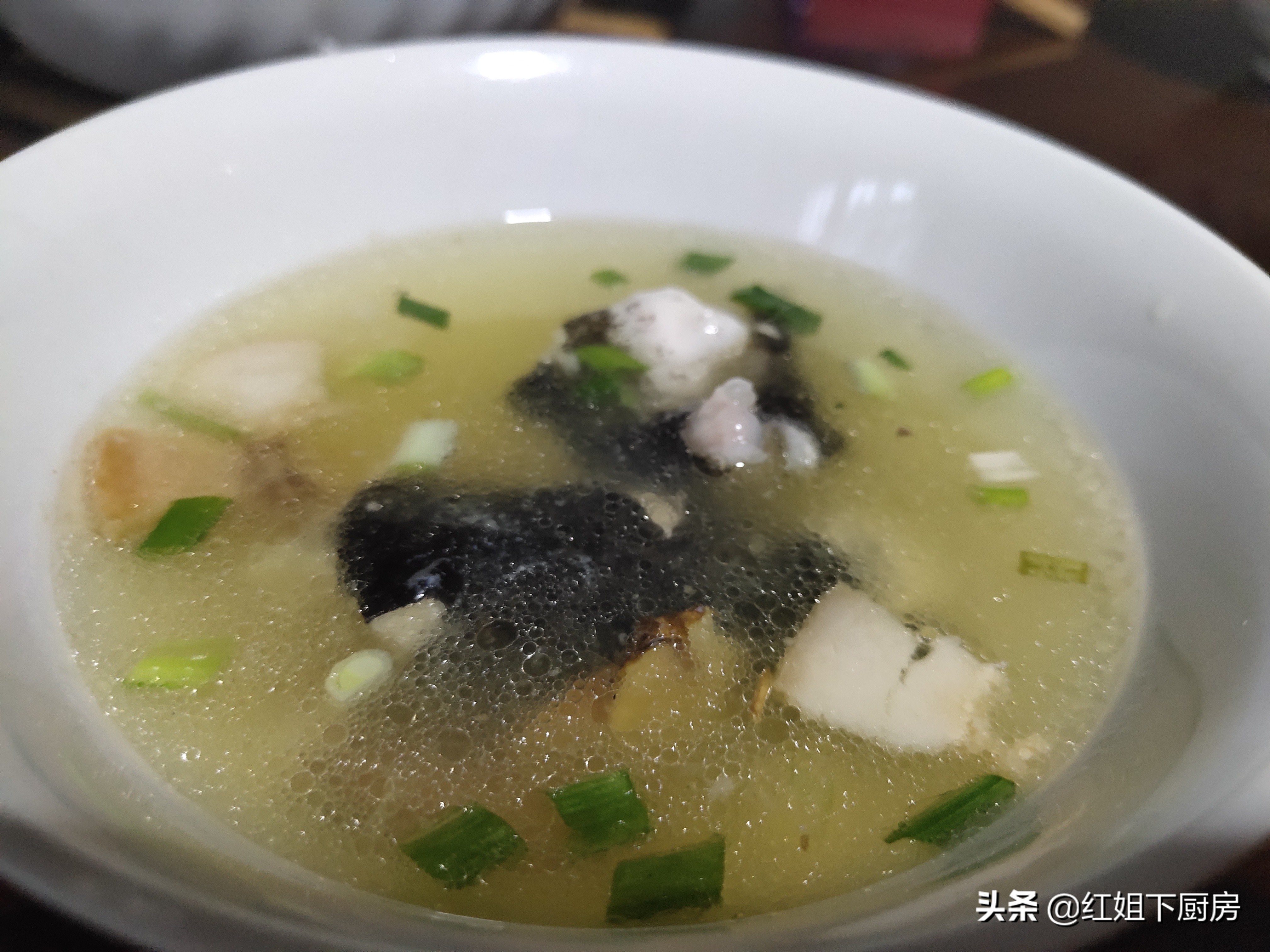 石蛙配上火腿蒸20分钟出锅，鲜嫩到连最后一滴汤都不愿意剩