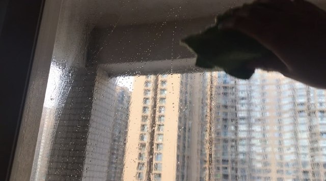 家政清洁常用玻璃清洁剂,家政公司用什么清洁剂洗玻璃