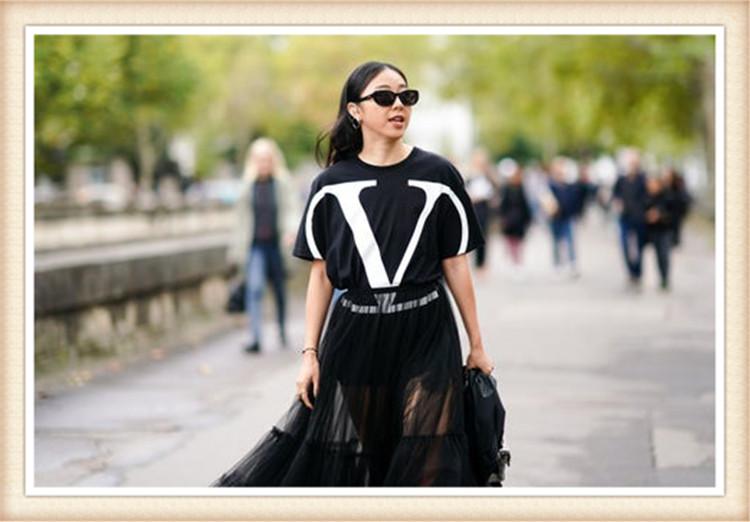 t恤大的穿着好看吗,t恤要大一号还是小一号