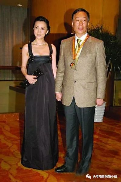 刘嘉玲54岁：经历富商绯闻和裸照风波，不生娃，靠8个字撑到今天