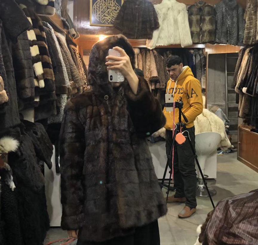 重庆姑娘去印度当主播，被当地小伙抢劫，疫情下仍不回国带货赚钱