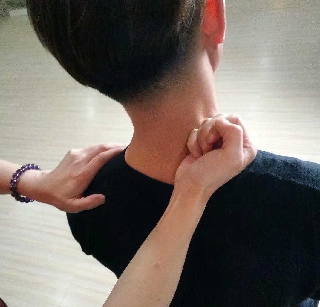 脖子后面颈椎有个鼓包怎么办,颈椎大包怎样通过锻炼来恢复