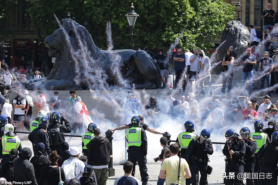 英国抗议人群与警方爆发冲突,英国白人右翼和反种族主义