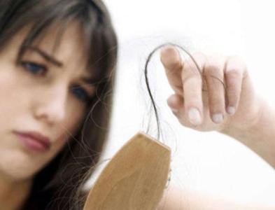 女人过了50岁发型首选烫小卷,50岁女人烫满头小卷