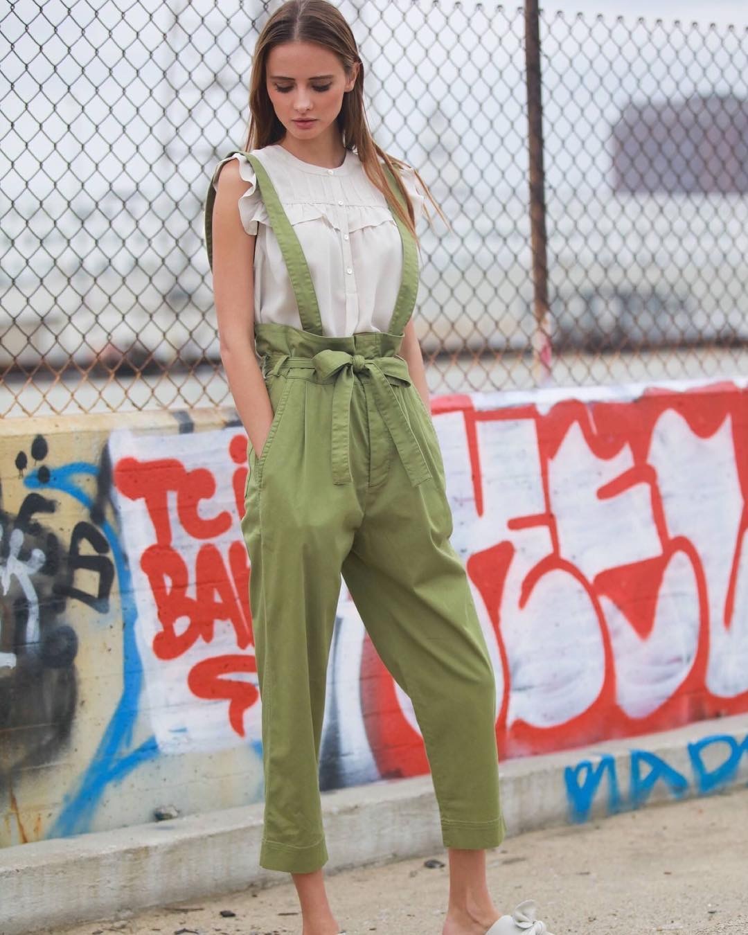 还在穿阔腿裤的你可能不知道，时髦精都悄悄穿起了束脚裤和背带裤