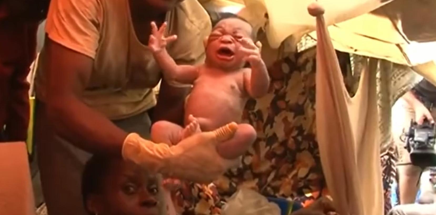 非洲货船严重超载，1700人挤在上面没有厕所，晚上开船用手电照明