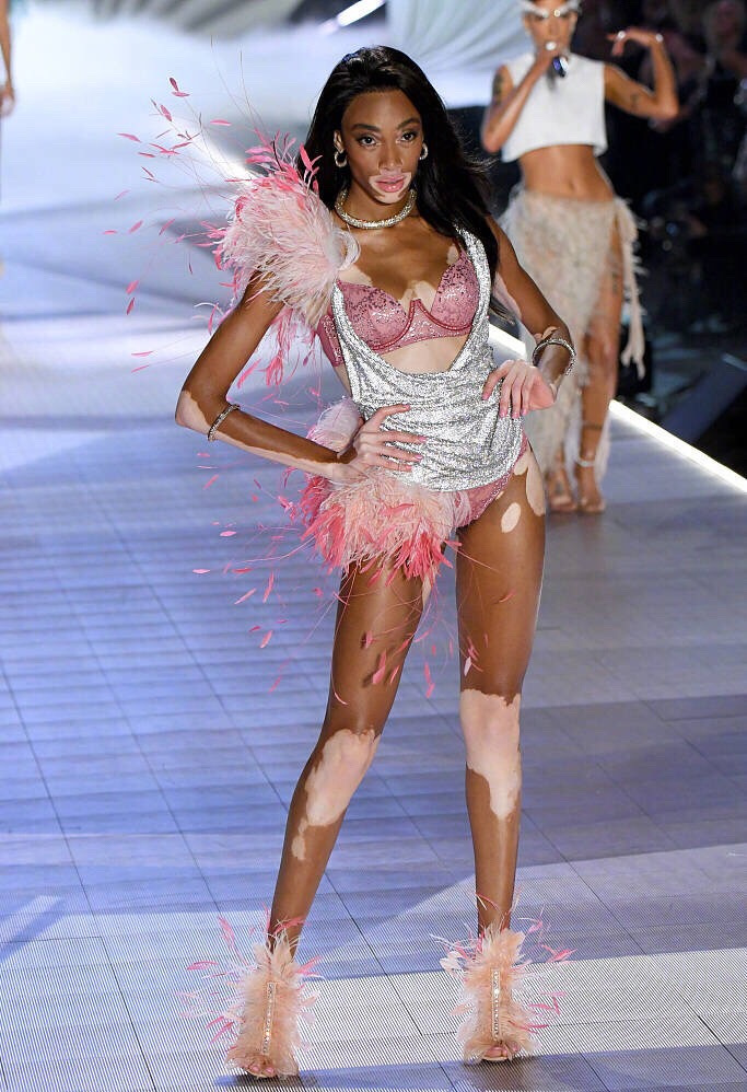 维密大秀四位国模惊艳全场,维密超模大秀集锦