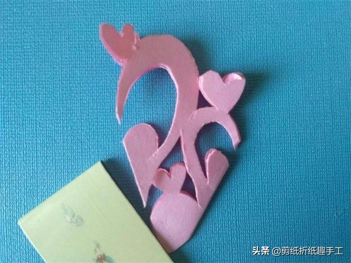 传统窗花的剪纸方法简单又好看,窗花的对称剪纸教程