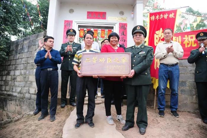北流三等功现役军人送喜报,喜报我县两名现役军人荣获三等功