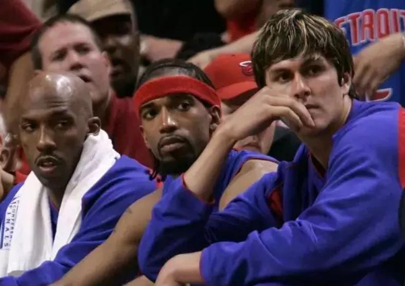 达科米利西奇隔扣安东尼,被安东尼过掉的后卫成为英超笑话