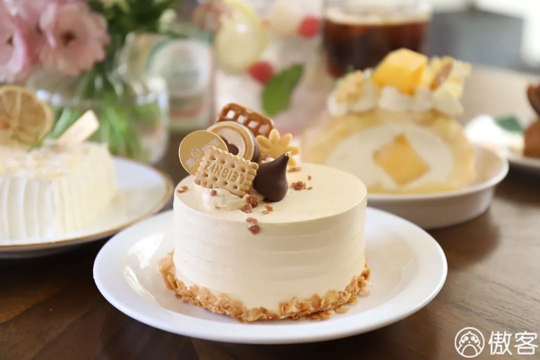 吃完了火遍全网的500㎡甜品店，我们一句话也“骂”不出来