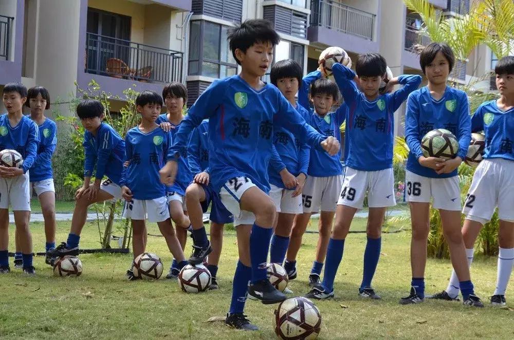 从不懂足球，到蝉联世界冠军，这群女孩儿值得被更多人认识！