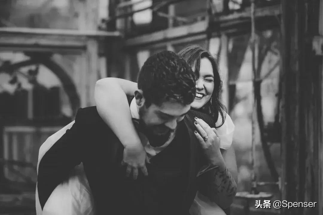 男人在深夜里偷看前任的朋友圈,如何戒掉窥探前任朋友圈