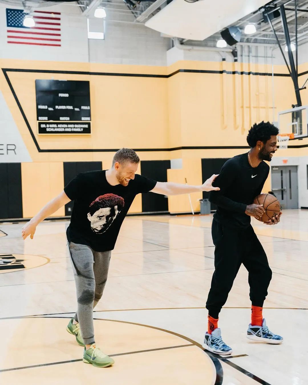 欧文多次嘲讽詹姆斯,欧文最新比赛上脚球鞋