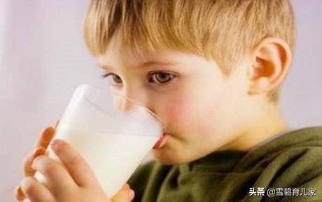 奶牛奶孩子可以喝吗,你知道奶睡对婴儿有哪些危害吗