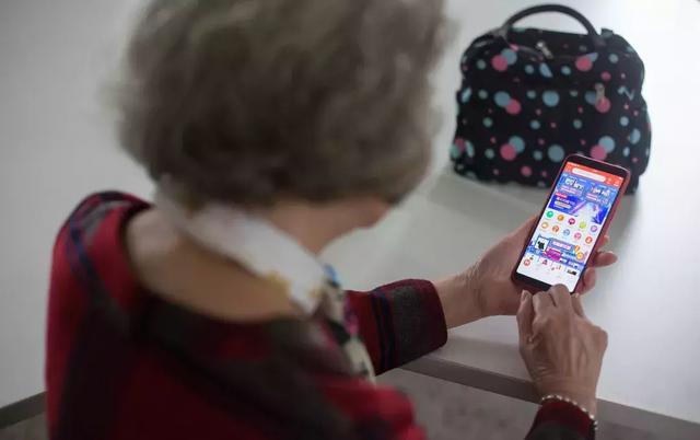 网瘾老年沉迷手机背后问题需正视,网瘾老人需要子女更多的关爱