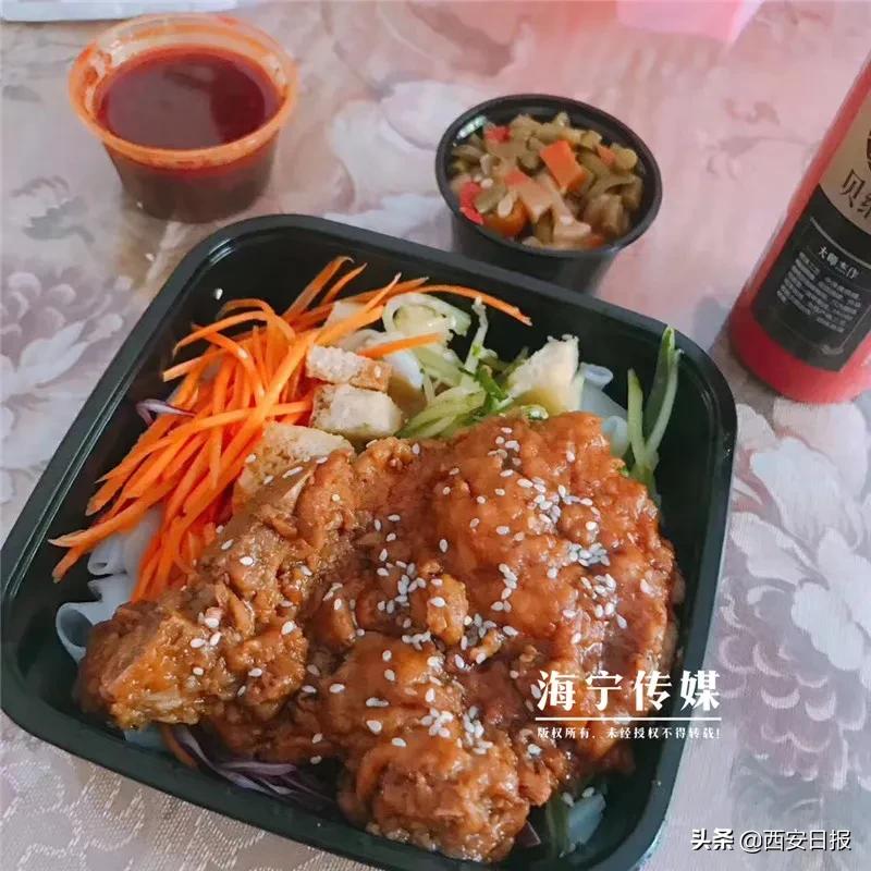 90后女孩摆摊卖凉皮,90后女人摆摊卖凉皮