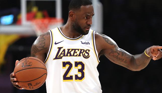 霍华德和詹姆斯飙分大战,戴维斯半场0分