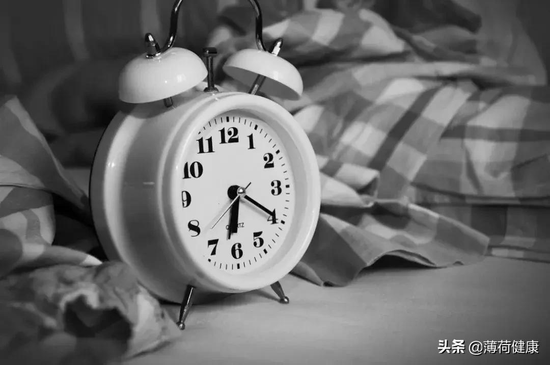 快速入睡黑科技：这8个小技巧，专治睡不着，学会就能10秒睡着