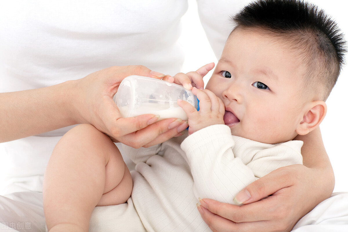 喝水的学问和讲究,婴儿喝水时一次喝多少