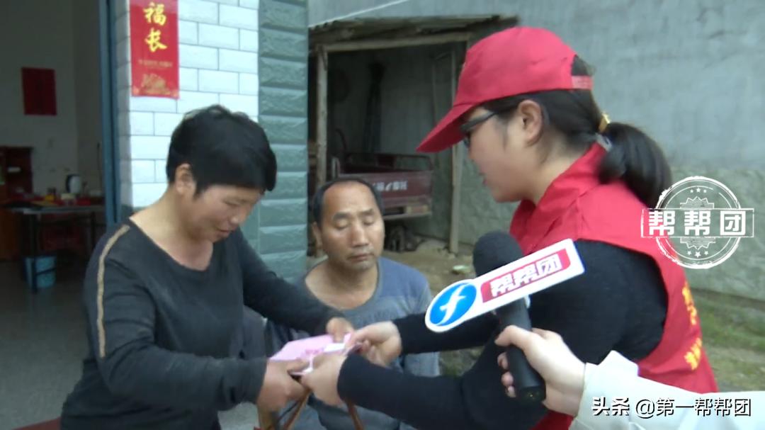 丈夫瘫痪妻子不离不弃撑起整个家,丈夫四肢瘫痪无力坐轮椅