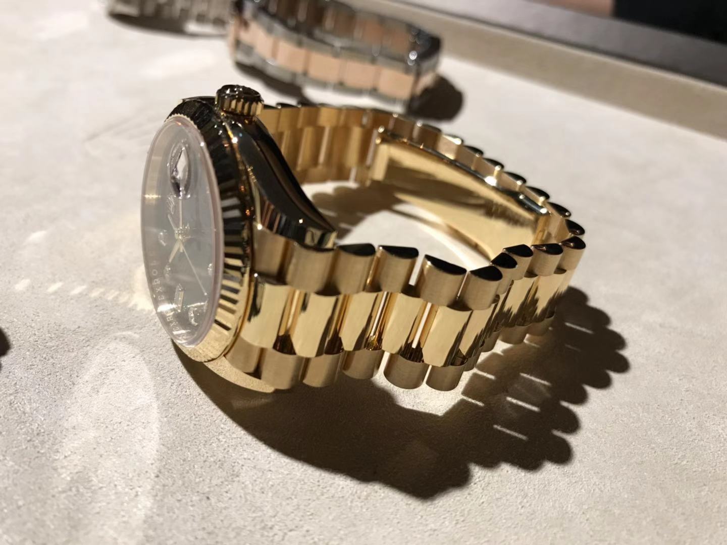 与其低价买不如送点东西,劳力士游艇名仕白金42mm优点