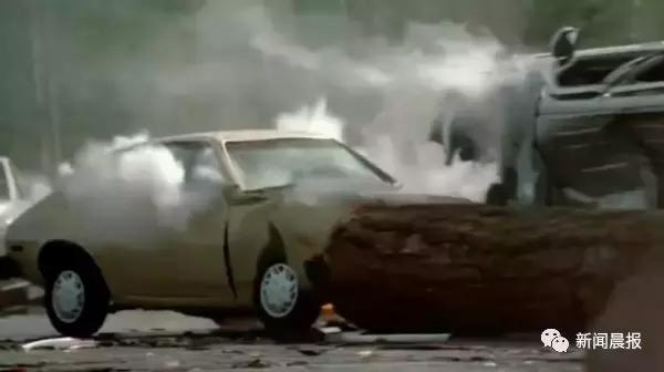 轿车突然失控撞飞俩居民，罪魁祸首是一罐可乐！网友：现实版《死神来了》