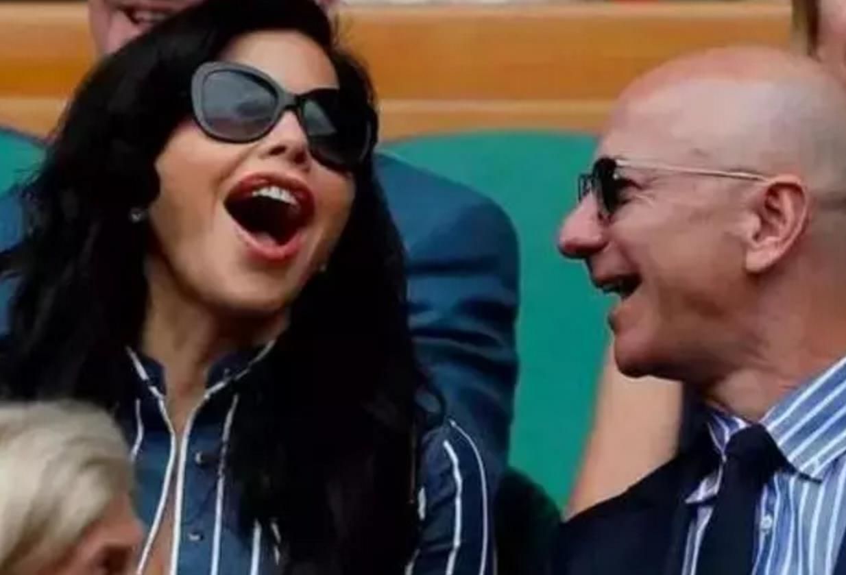 亚洲首富砸20亿为妻子造豪宅,世界首富携新欢现身