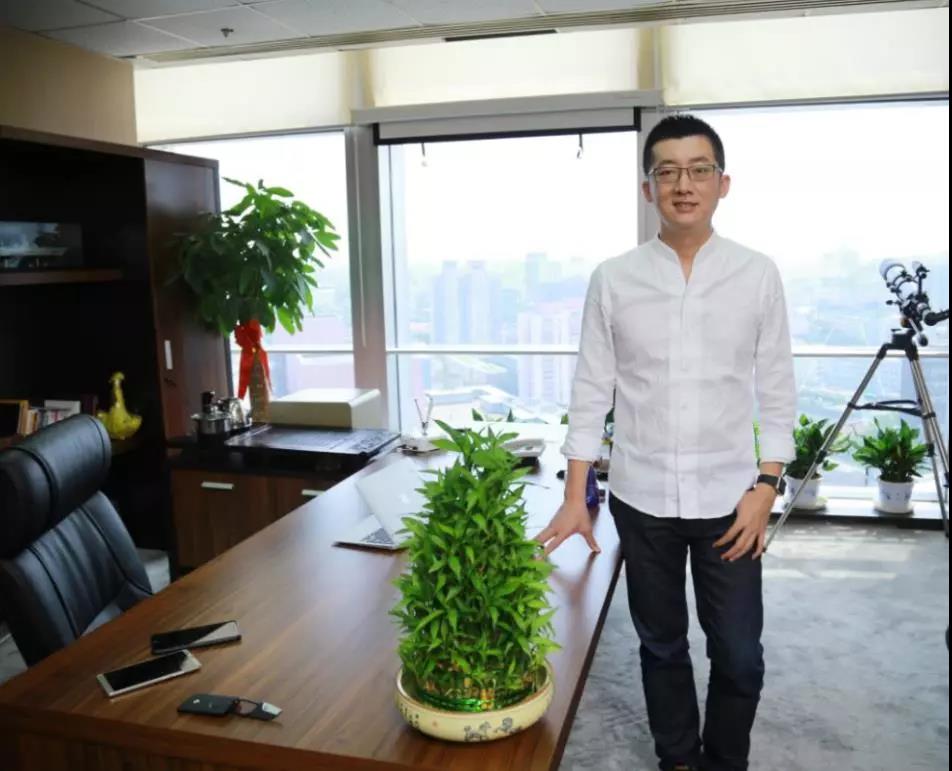 上大学已月入过万,他从UC高管之位出走,创业做游戏成CEO