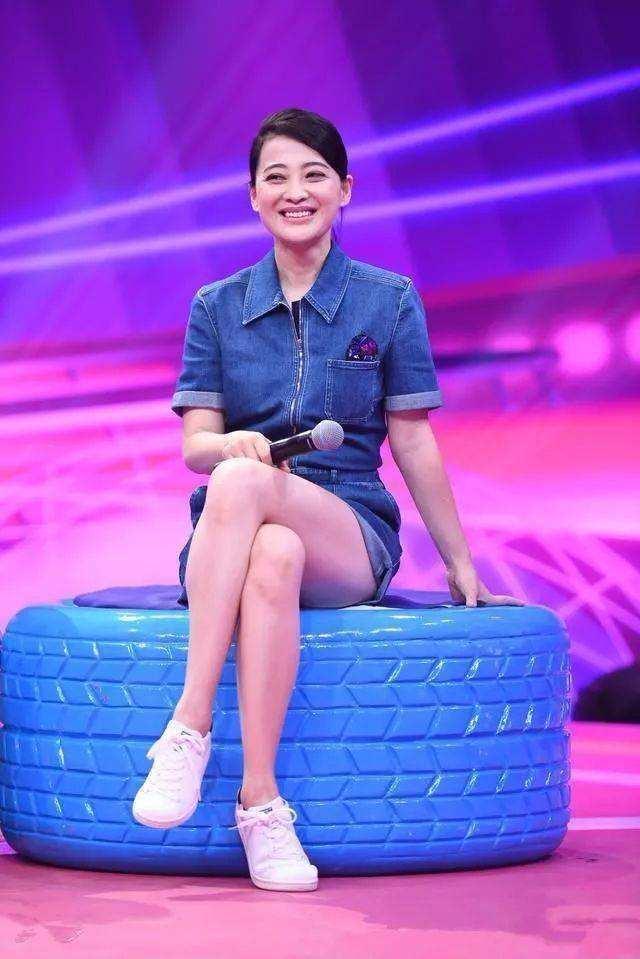 梅婷瘦下来真洋气，穿白T恤配运动裤走机场，圆墨镜减龄时髦炸了