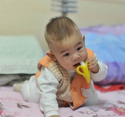 宝宝长牙牙龈肿痛吃什么药,宝宝长牙期牙龈磕流血要怎么处理