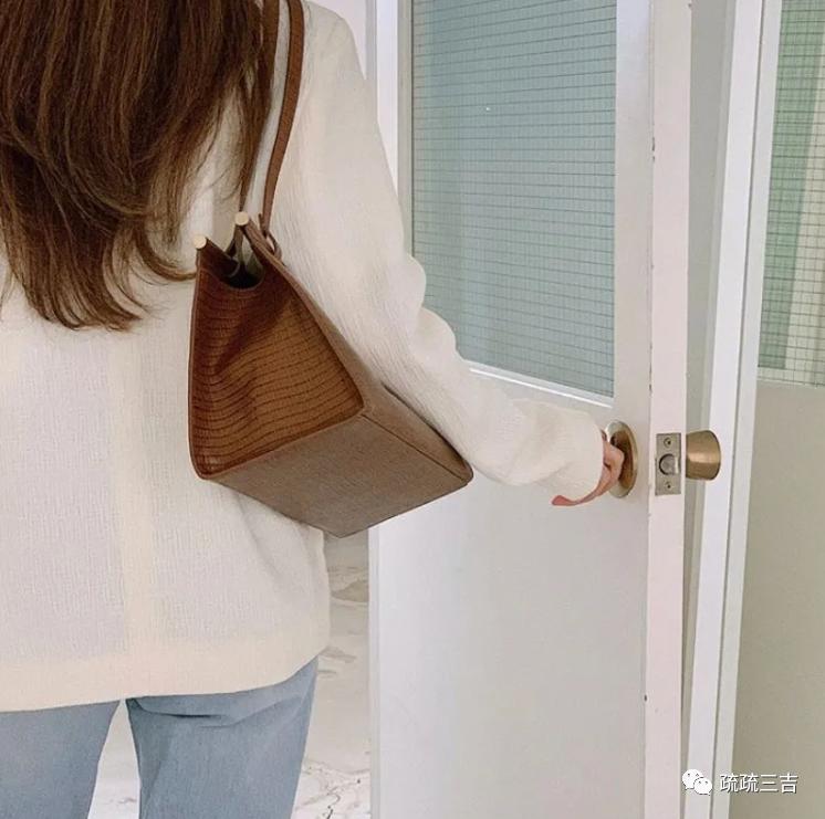 韩剧小女孩背个斜挎包,小众轻奢女士包袋