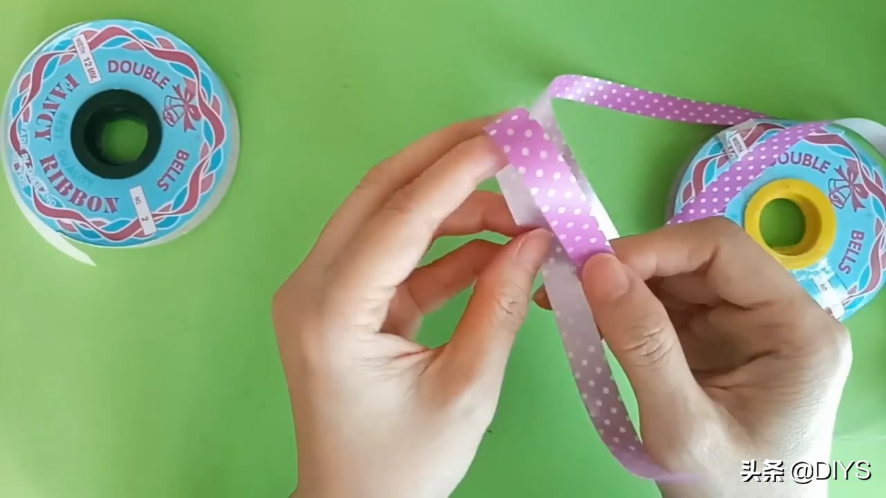 拉花彩带蝴蝶结的打法,包礼物彩带蝴蝶结的打法