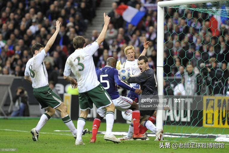 枪王加盟巴萨如愿获得欧冠，生涯唯一污点用手将法国队拍进世界杯