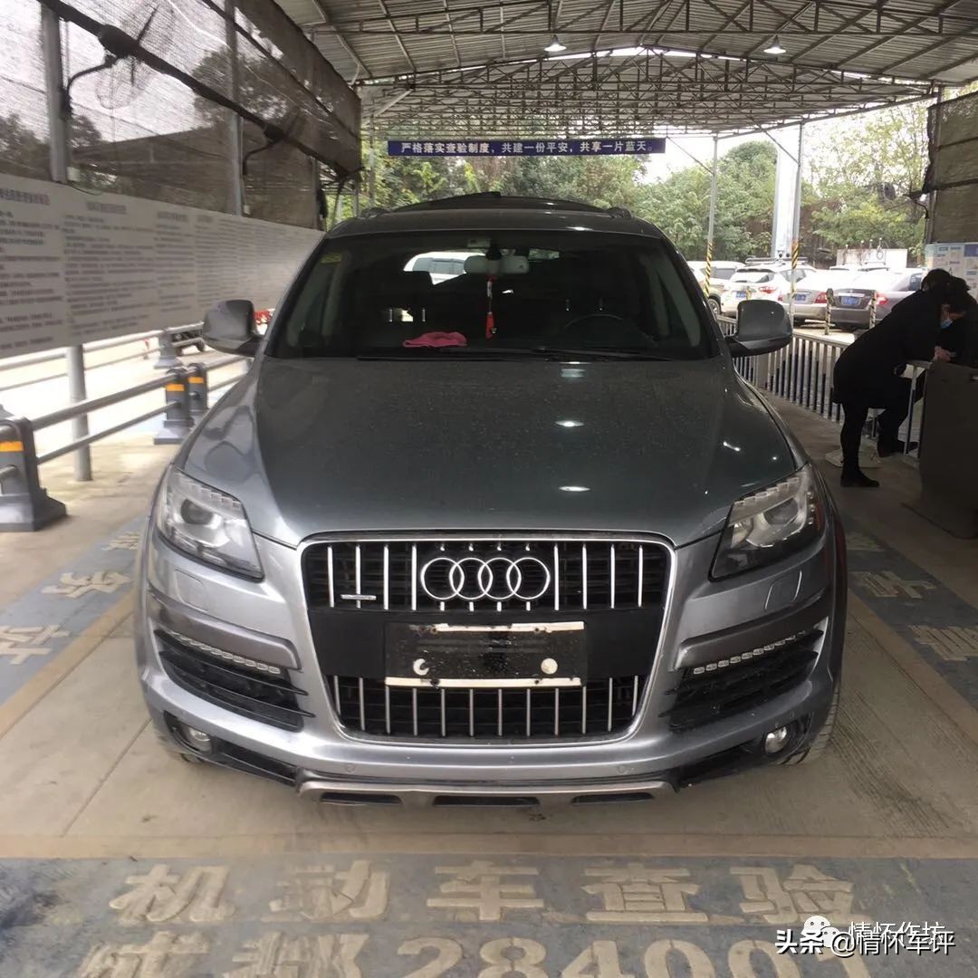 小伙买了一辆奥迪回村,小伙买了台7w的奥迪a7