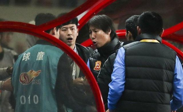 何别太在意：李铁踢球出界与抢夺球童皮球，都是足球游戏的一部分