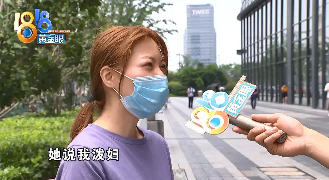 姑娘正要拍烤鱼，店员翻锅，一颗辣椒炸开，热油溅到了脸上