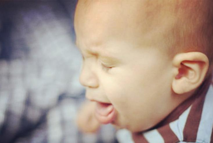 小孩吃坚果窒息,幼儿园孩子吃坚果怕噎到