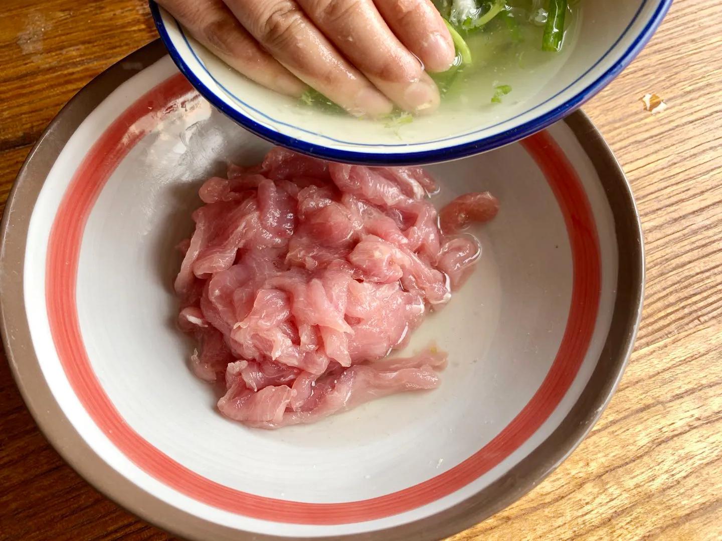 大厨分享的肉片上浆技巧，顺序最重要，这样做肉片鲜嫩爽滑超好吃