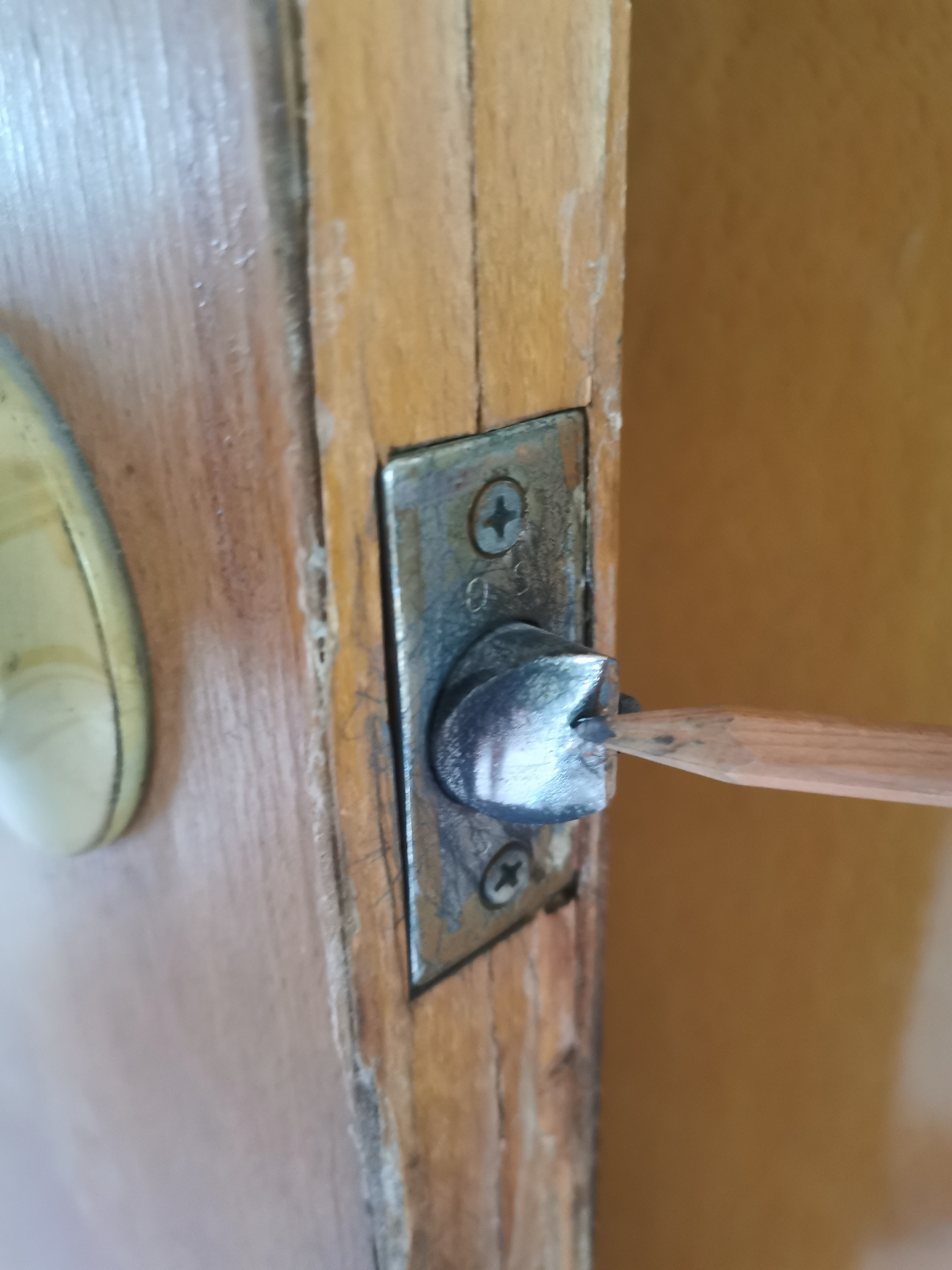 房间门铰链处坏了怎么补救,门锁生锈打不开最好解决办法