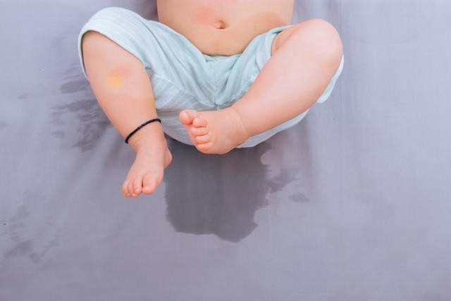 两周半宝宝尿床该不该训斥,宝宝尿床怎么开导