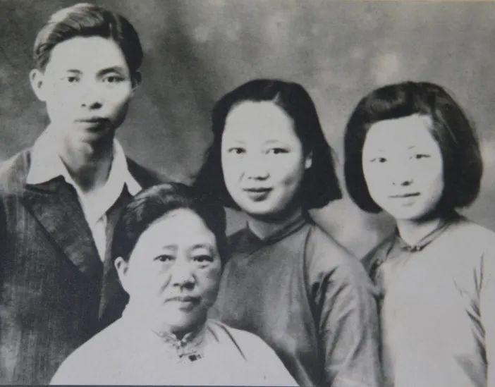 红岩女主饶国模：为爱私奔，丈夫入国民*党**并再婚，她把家献*产党共**