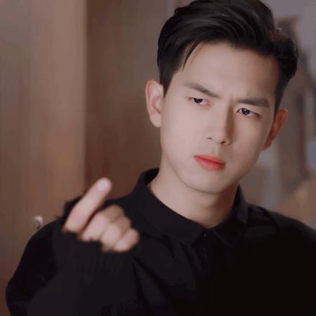 韩商言住的海景套房要十多万一晚,韩商言买项链