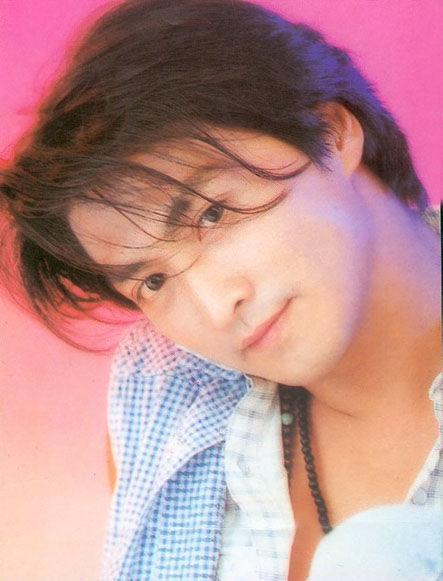 展昭何家劲放弃天价的演艺事业,帅气的展昭何家劲61岁