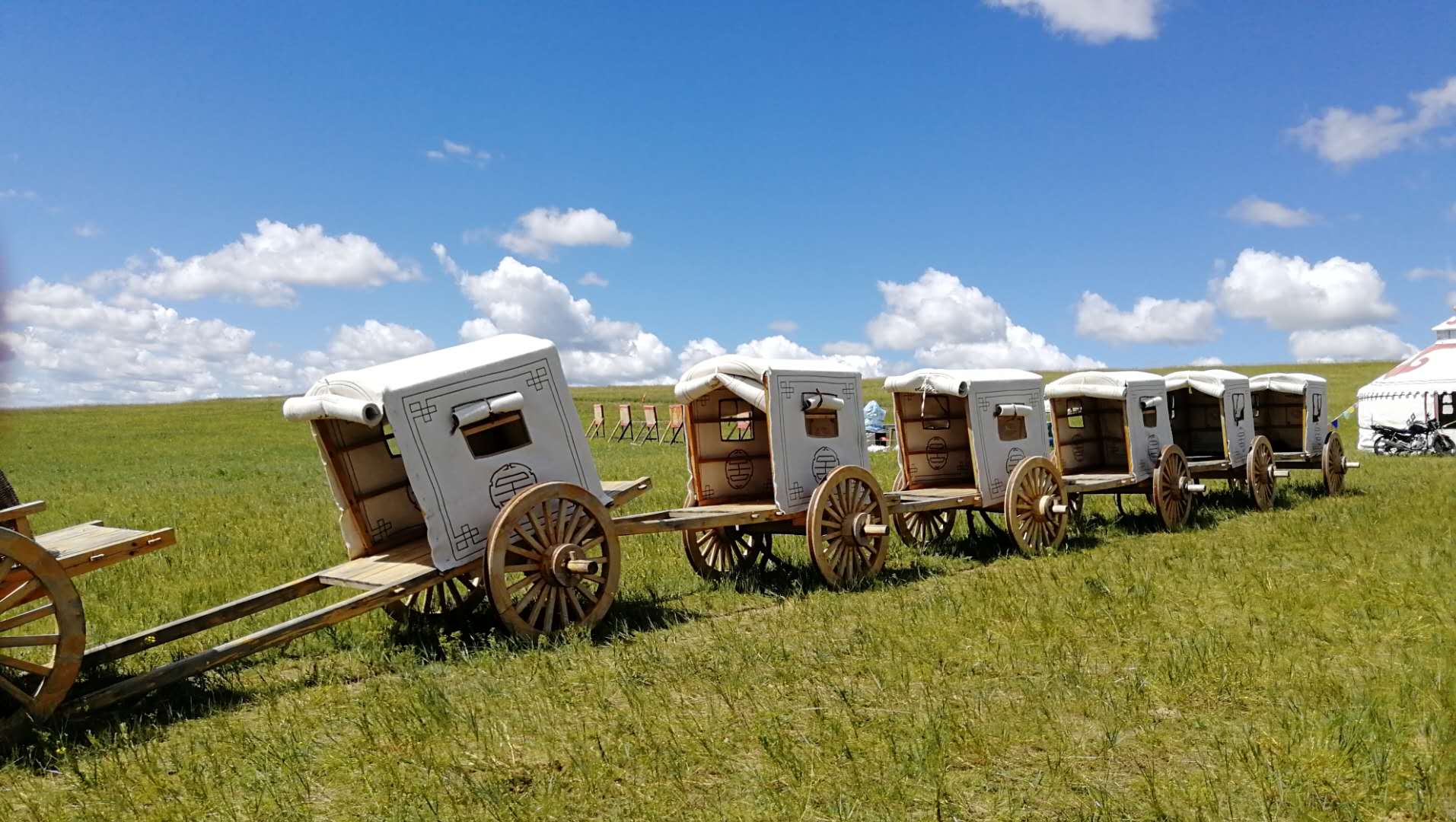 乌拉盖野狼谷狼图腾,狼图腾草原旅游