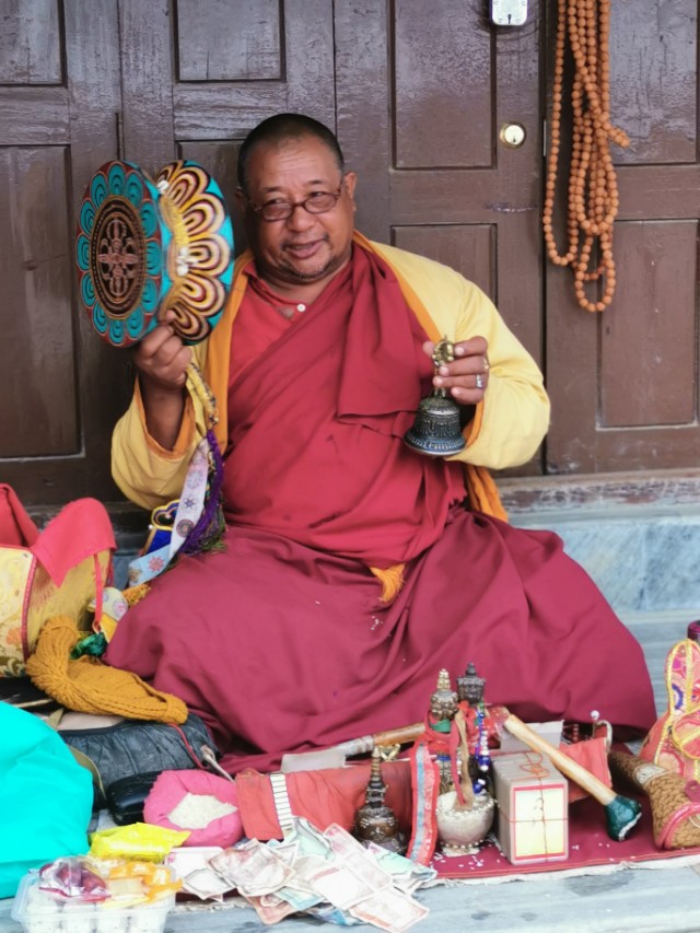 示单ll身体的疼痛是关在笼子里的猴子