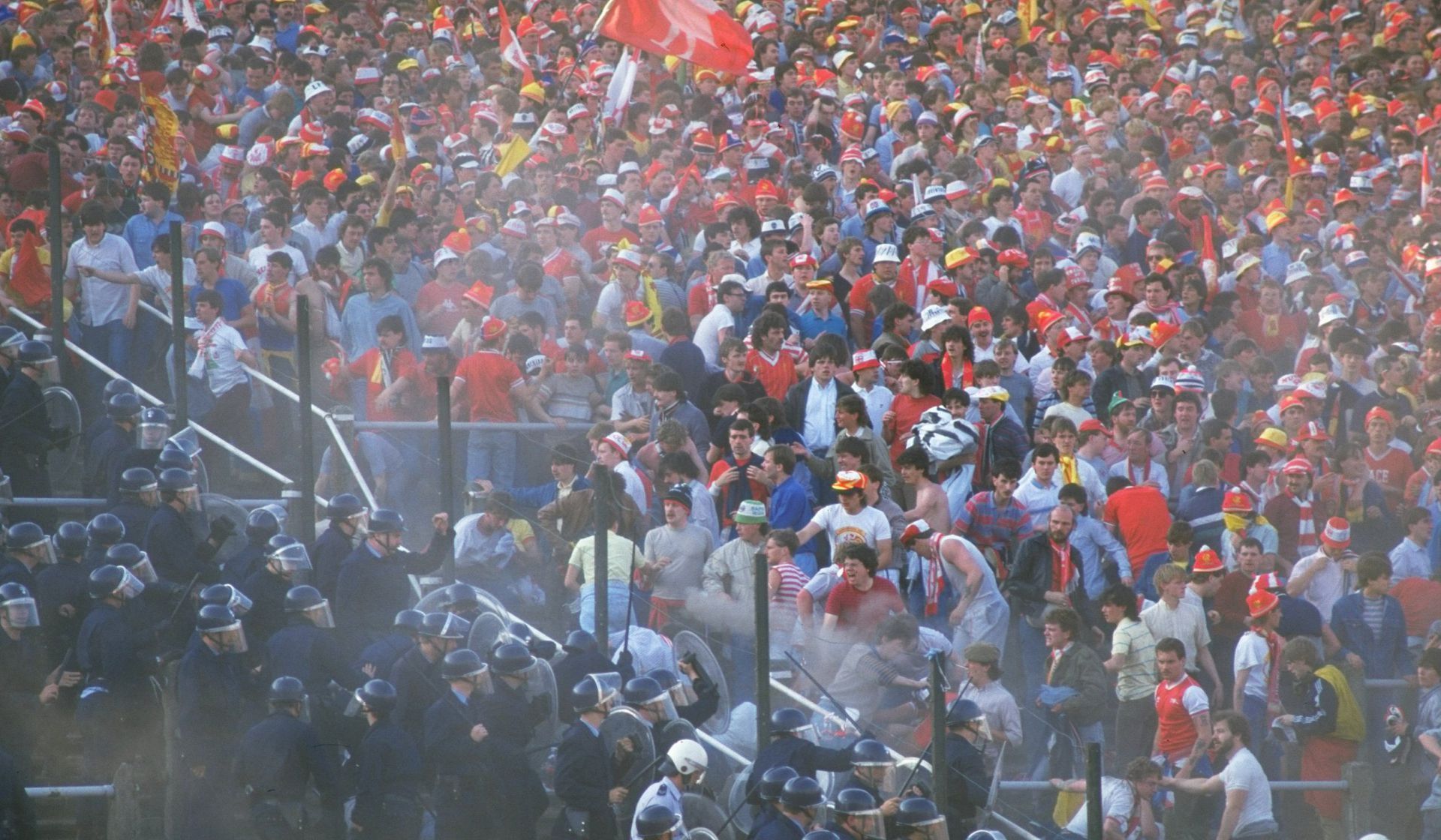 利物浦球迷看台被暴打,利物浦球迷被打