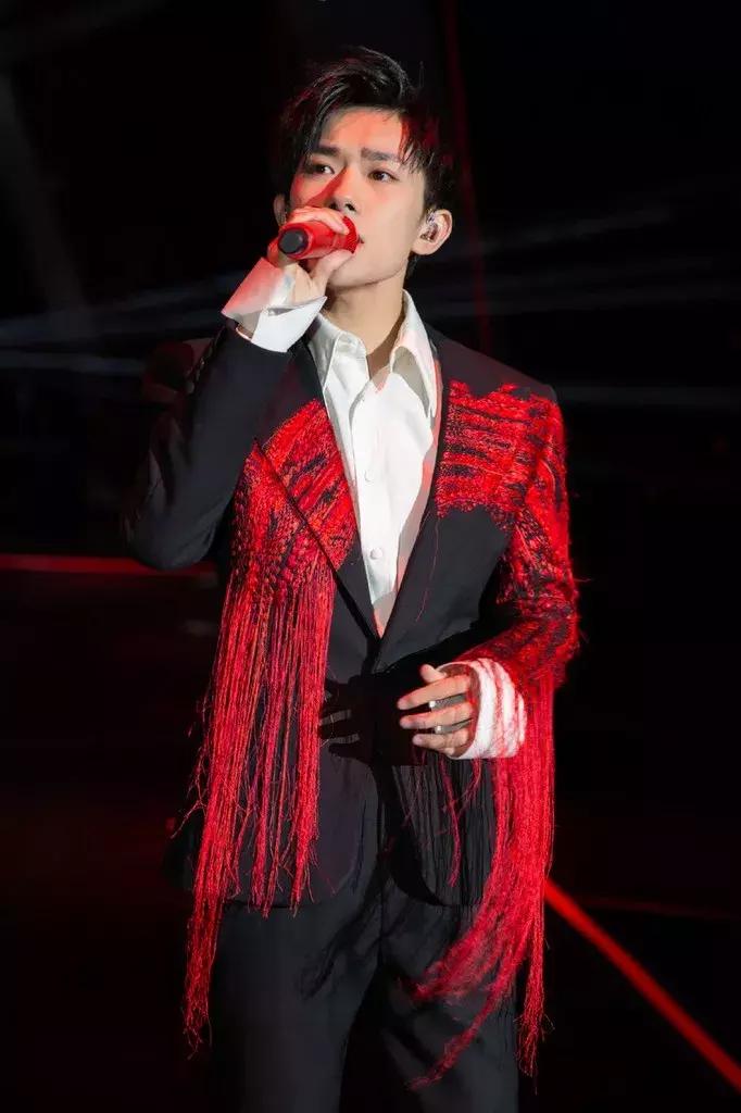 易烊千玺为什么这么吸引人,十七岁的易烊千玺经历了什么